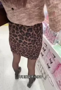 豹纹小姨子黑丝半推半就被姐夫在宿舍里猛烈抽插 有18部